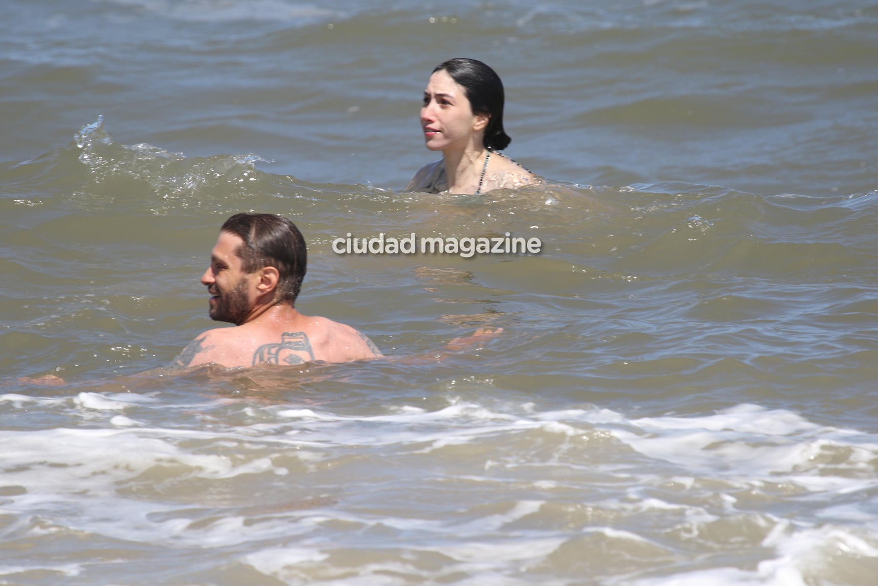 Sofía Gala, junto a sus dos hijos y su novio, Zeki Fernández, en las playas de Punta del Este. (Foto: GM Press)