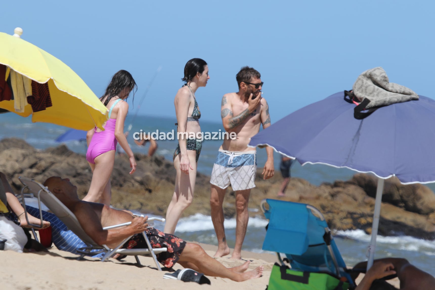 Sofía Gala, junto a sus dos hijos y su novio, Zeki Fernández, en las playas de Punta del Este. (Foto: GM Press)