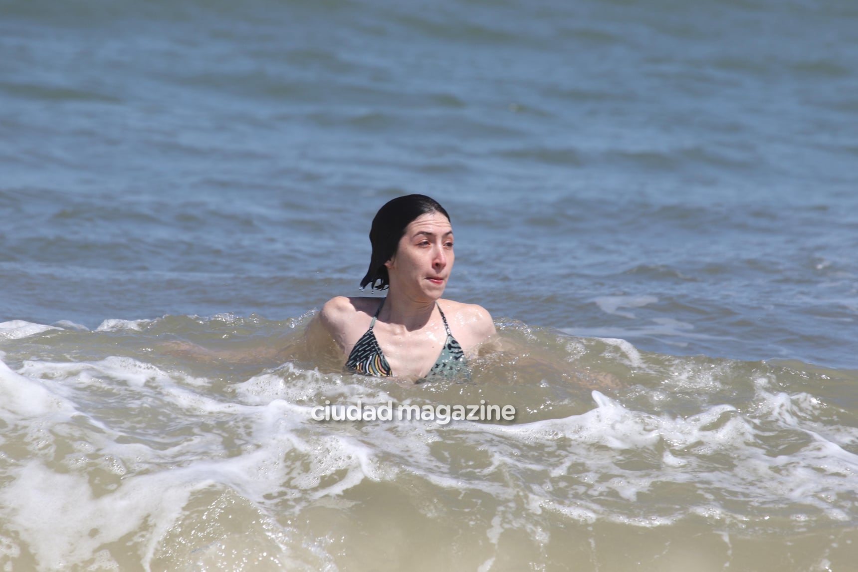 Sofía Gala, junto a sus dos hijos y su novio, Zeki Fernández, en las playas de Punta del Este. (Foto: GM Press)