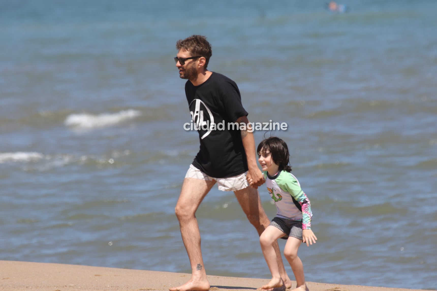 Sofía Gala, junto a sus dos hijos y su novio, Zeki Fernández, en las playas de Punta del Este. (Foto: GM Press)