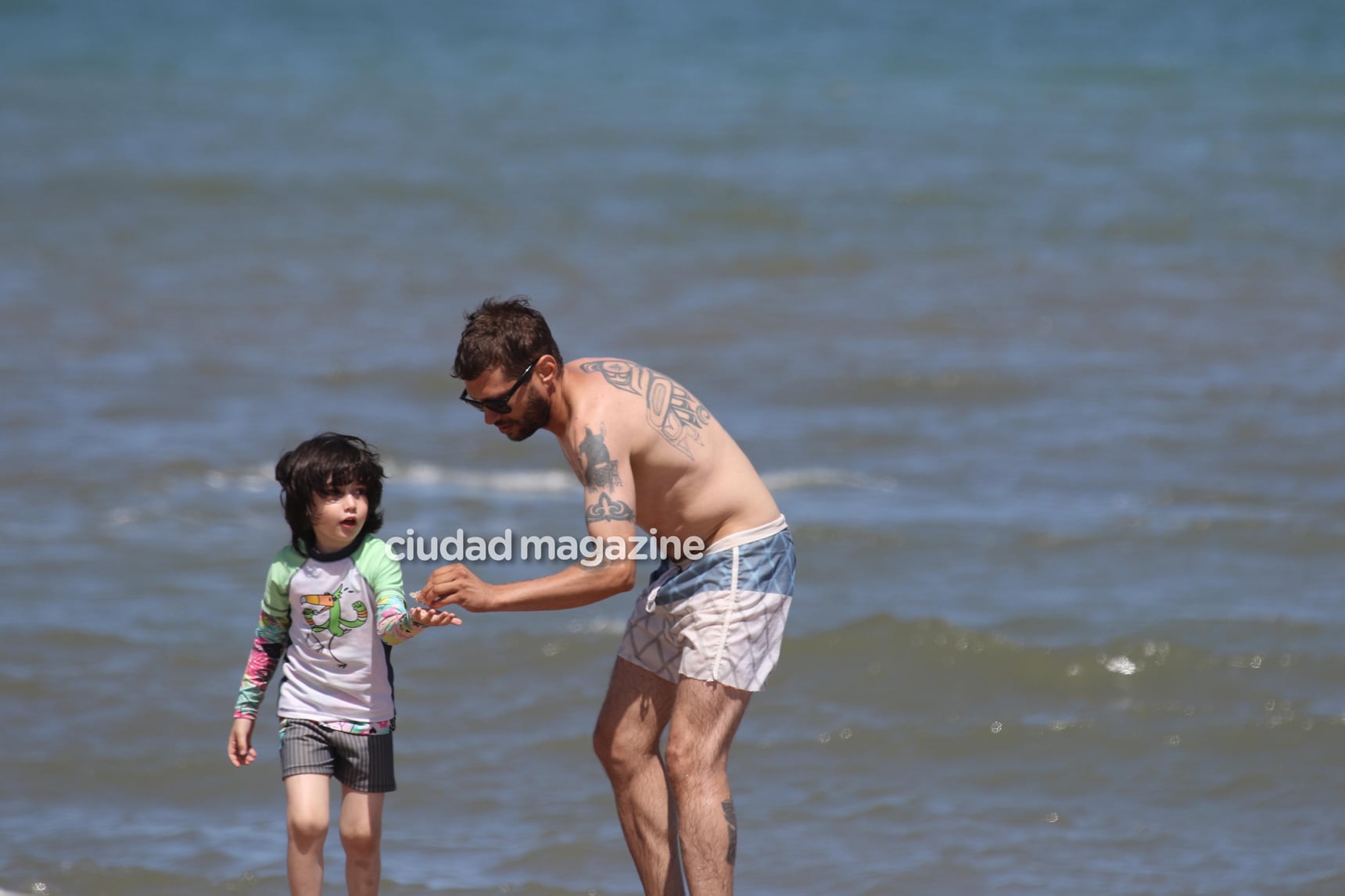 Sofía Gala, junto a sus dos hijos y su novio, Zeki Fernández, en las playas de Punta del Este. (Foto: GM Press)