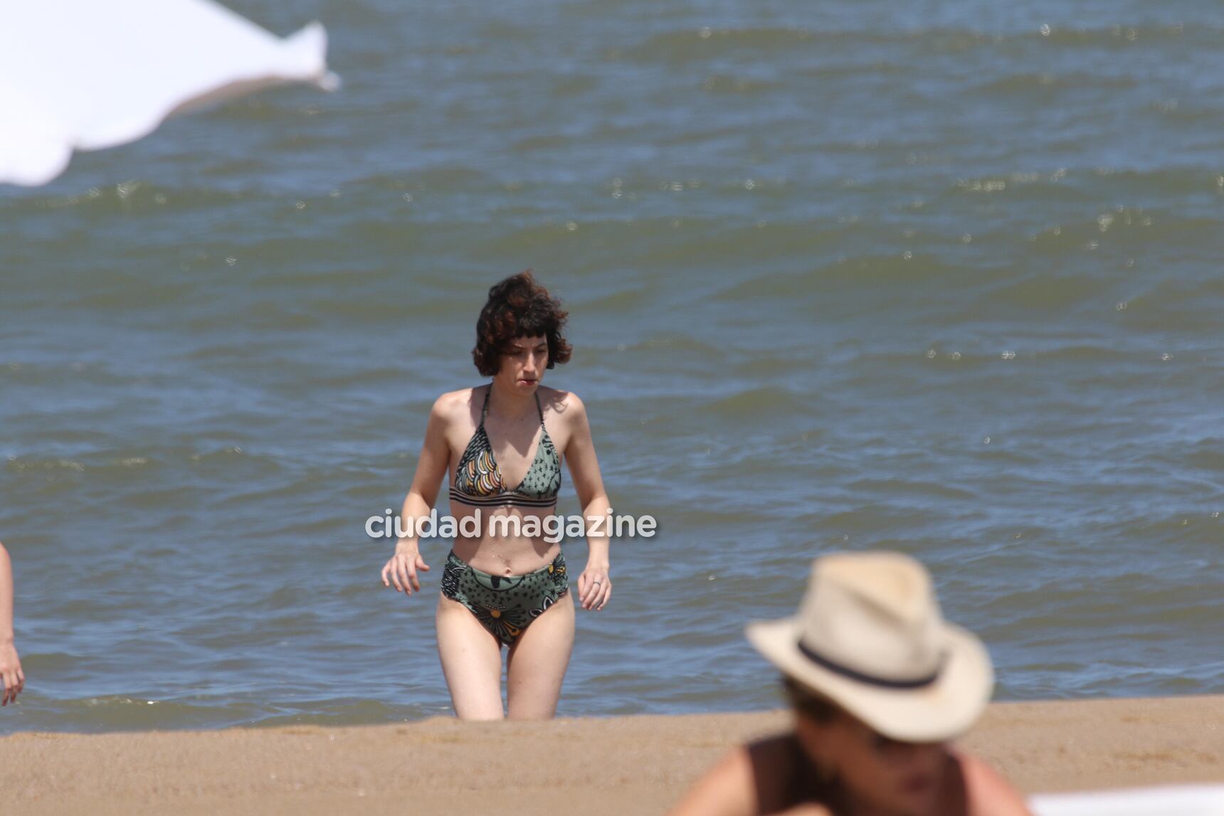 Sofía Gala, junto a sus dos hijos y su novio, Zeki Fernández, en las playas de Punta del Este. (Foto: GM Press)