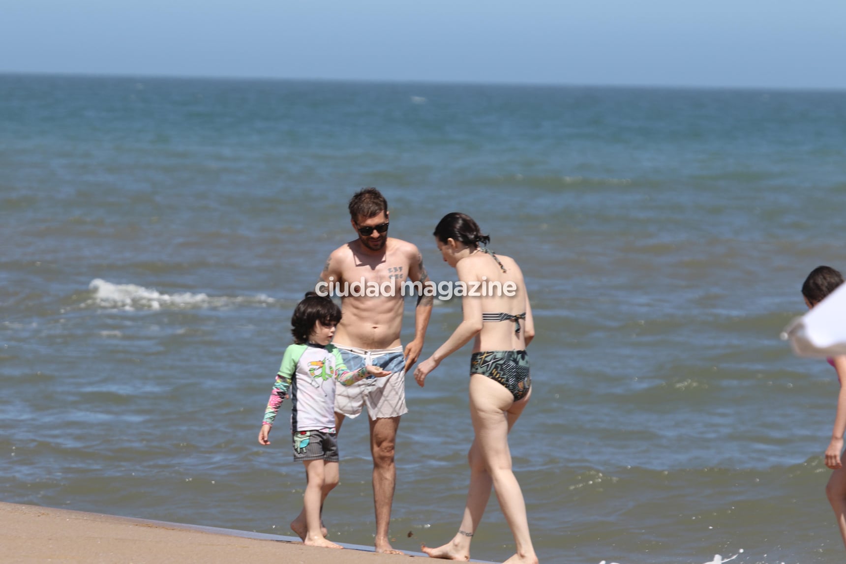 Sofía Gala, junto a sus dos hijos y su novio, Zeki Fernández, en las playas de Punta del Este. (Foto: GM Press)