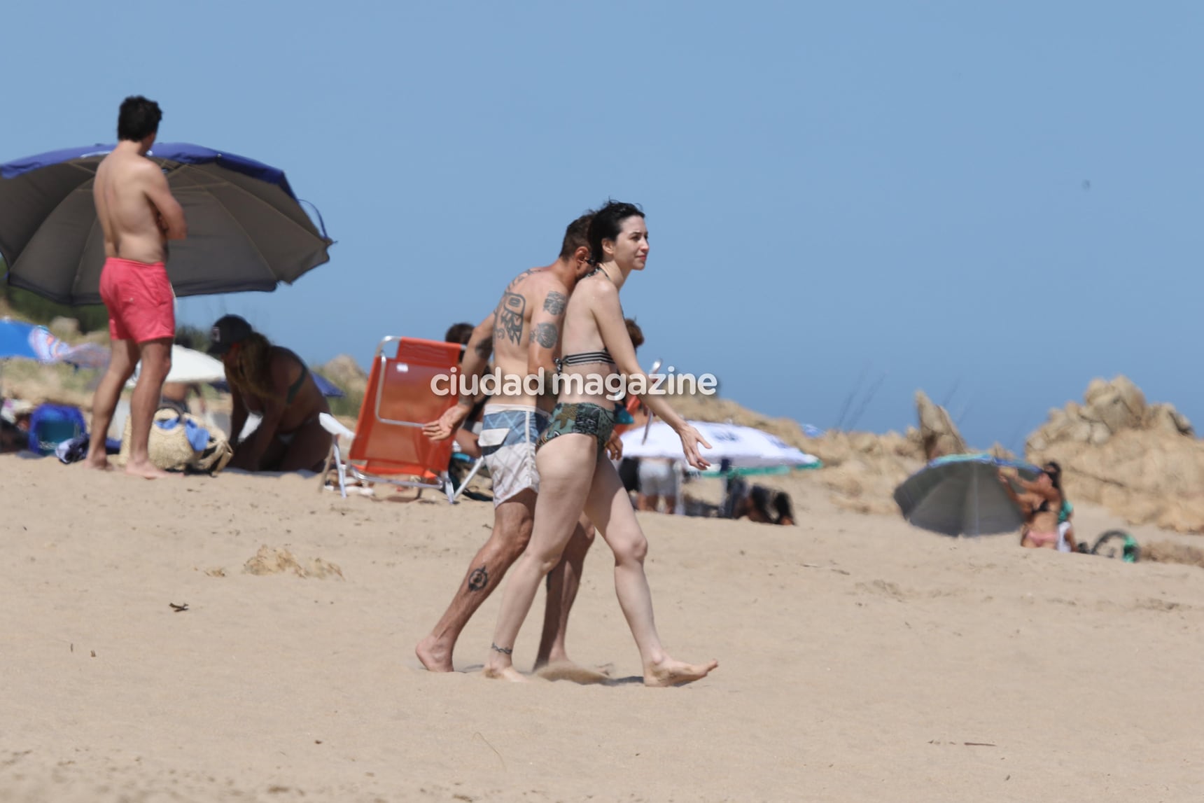 Sofía Gala, junto a sus dos hijos y su novio, Zeki Fernández, en las playas de Punta del Este. (Foto: GM Press)