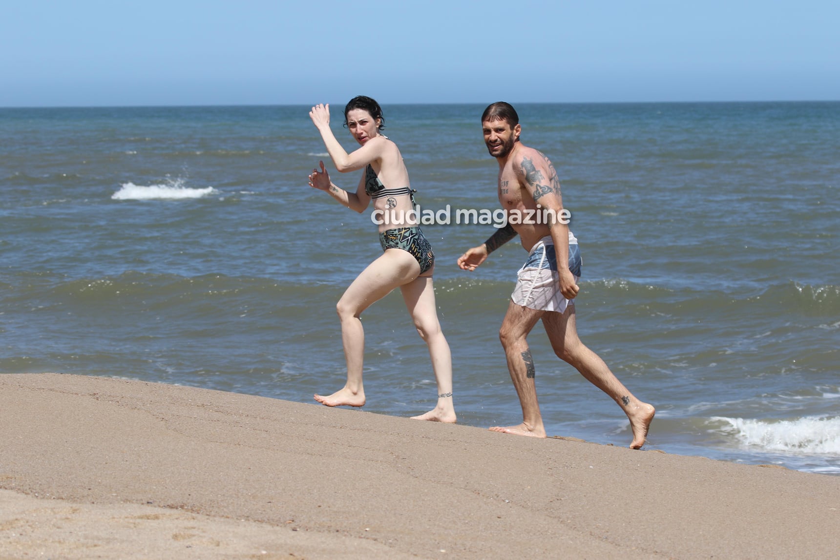 Sofía Gala, junto a sus dos hijos y su novio, Zeki Fernández, en las playas de Punta del Este. (Foto: GM Press)