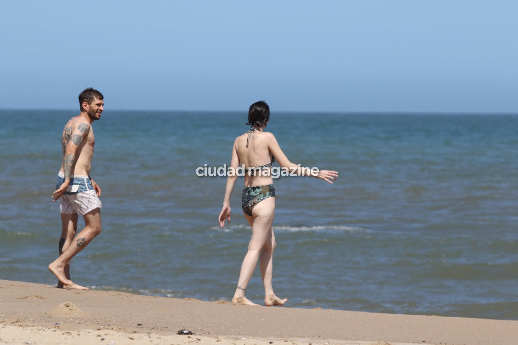 Sofía Gala, junto a sus dos hijos y su novio, Zeki Fernández, en las playas de Punta del Este. (Foto: GM Press)