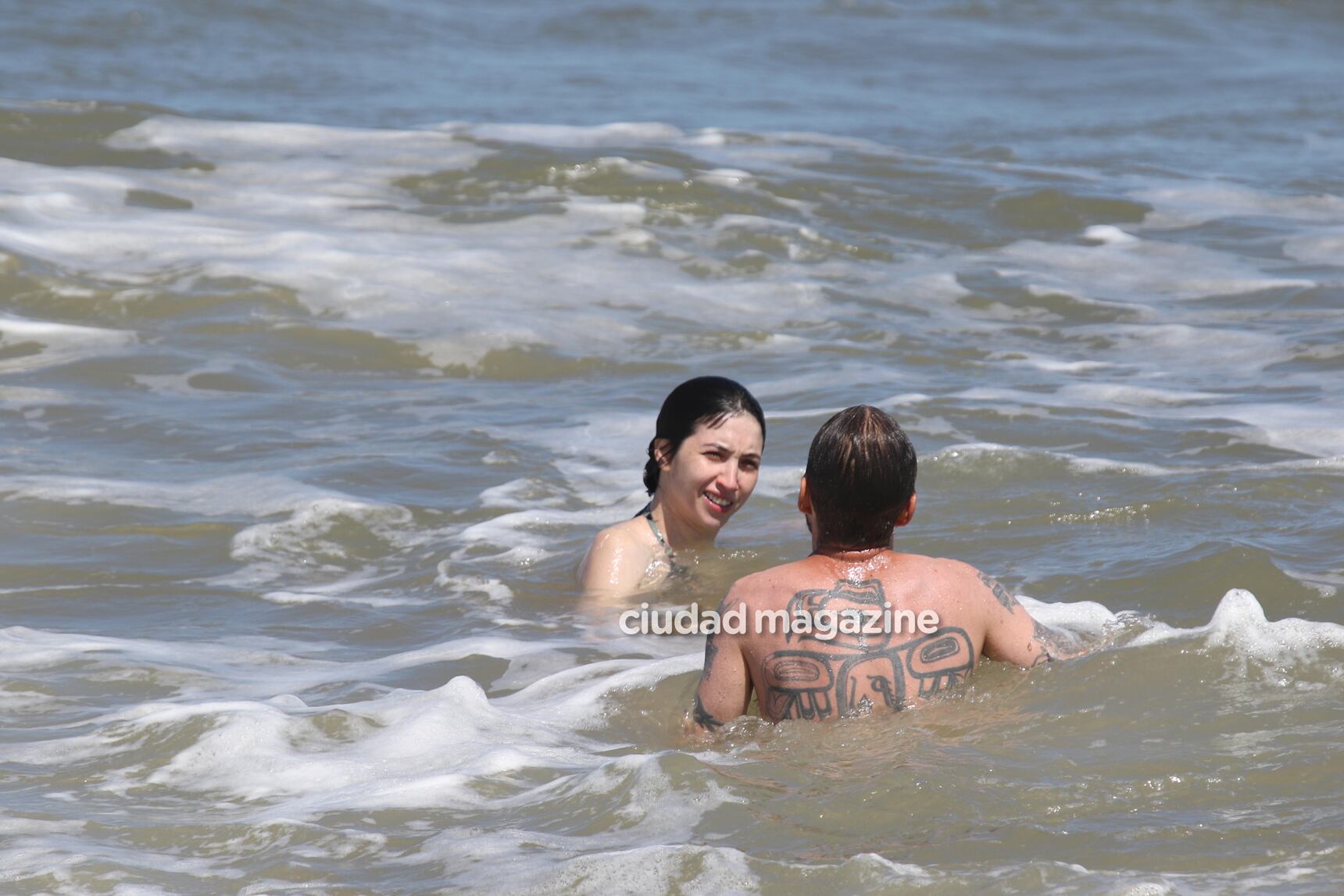 Sofía Gala, junto a sus dos hijos y su novio, Zeki Fernández, en las playas de Punta del Este. (Foto: GM Press)