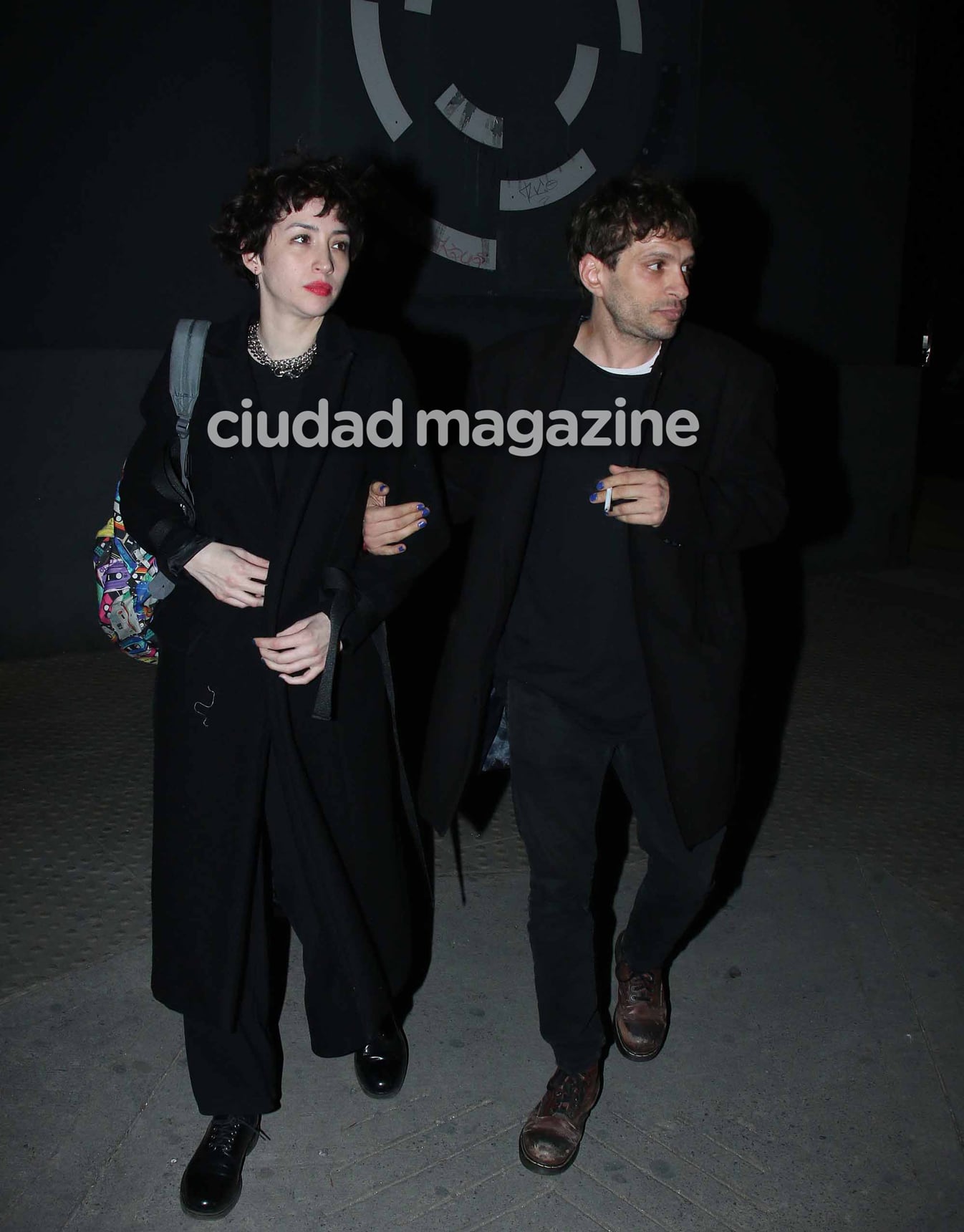 Sofía Gala, muy acaramelada con su novio, Zeki Fernández, en la obra de José María Muscari. (Foto: Movilpress)