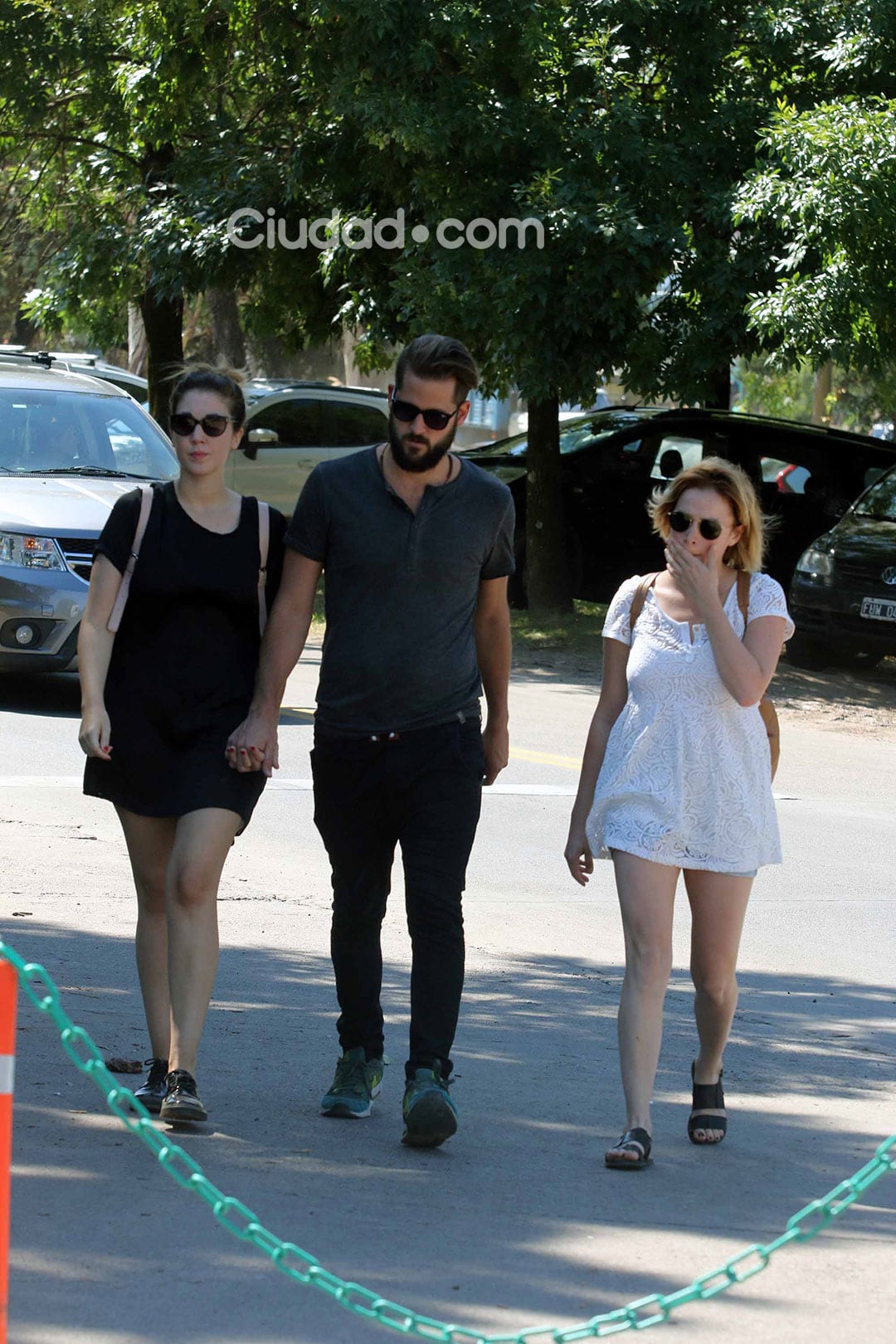 Sofía Gonzalez Gil, Francisco Ruiz Barlett y Sofía Pachano, en el último adiós a Santiago Vázquez. (Foto: Movilpress)