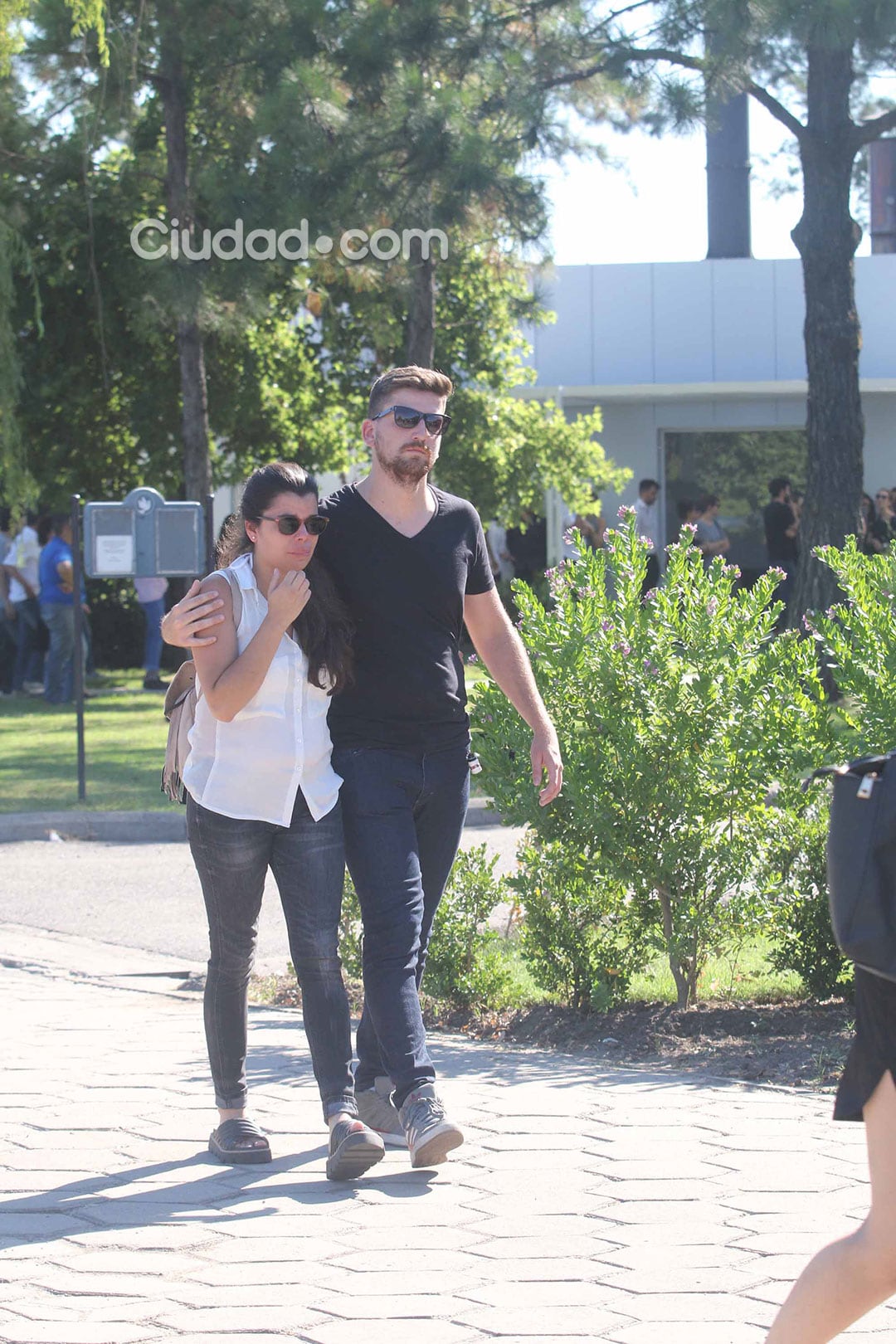 Sofía Gonzalez Gil y Francisco Ruiz Barlett, en el último adiós a Santiago Vázquez. (Foto: Movilpress)