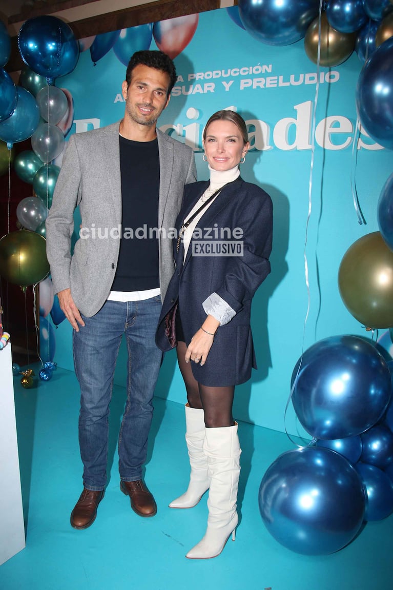 Sofía Zámolo y su pareja en el teatro (Foto: Movilpress).