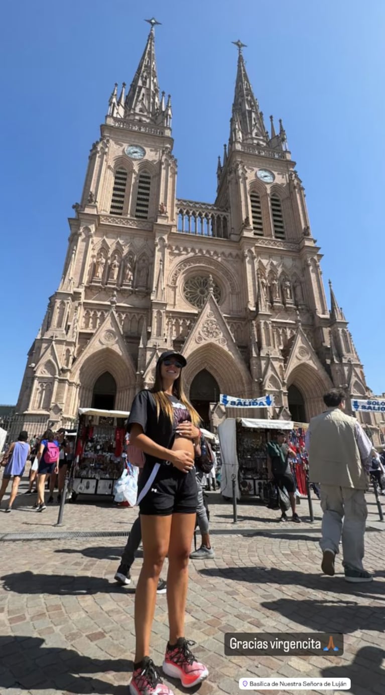 Sol le fue a agradecer a la Virgen de Luján por su embarazo.