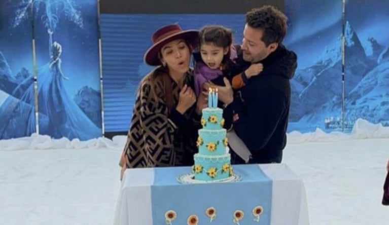 Solange Abraham, ex Gran Hermano, le celebró el cumpleaños a su hija con hielo y nieve inspirándose en Frozen: "Festejando en el jardín"