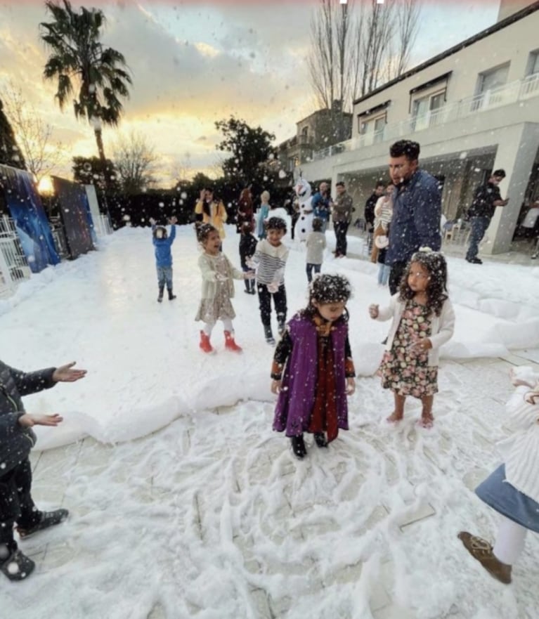 Solange Abraham, ex Gran Hermano, le celebró el cumpleaños a su hija con hielo y nieve inspirándose en Frozen: "Festejando en el jardín"