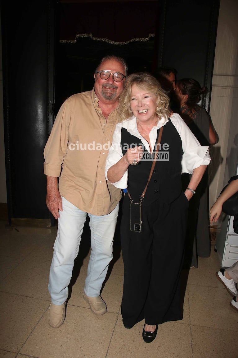 Soledad Silveyra y su novio en teatro celebrando el cumpleaños de la actriz.