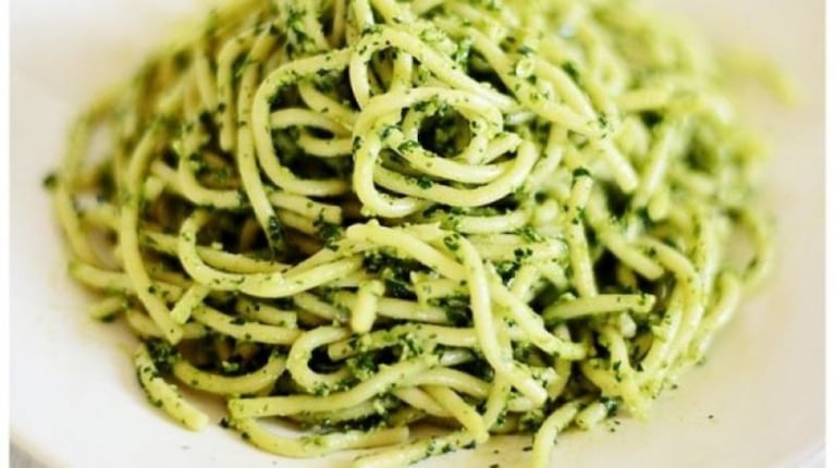 Spaghetti con pesto de rúcula: frescura intensa en cada giro de pasta