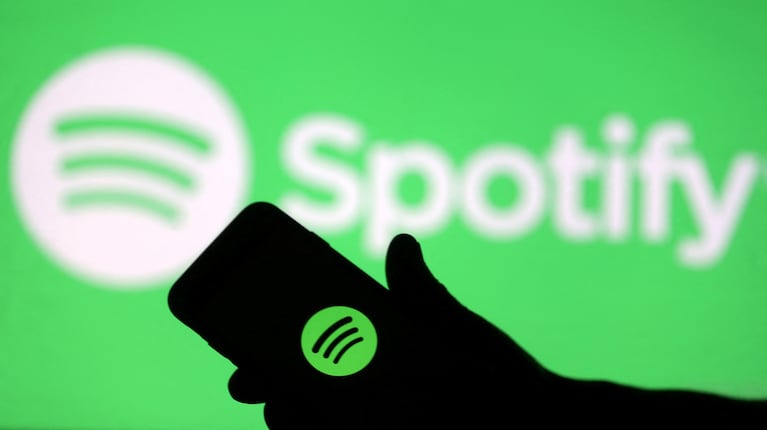 Spotify está trabajando en una nueva herramienta innovadora que permitirá a los anunciantes crear scripts y voces personalizadas usando Inteligencia Artificial generativa. 