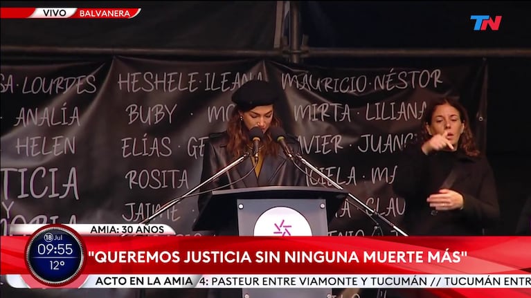 Stefi Roitman en el acto por las víctimas del atentado a la AMIA.