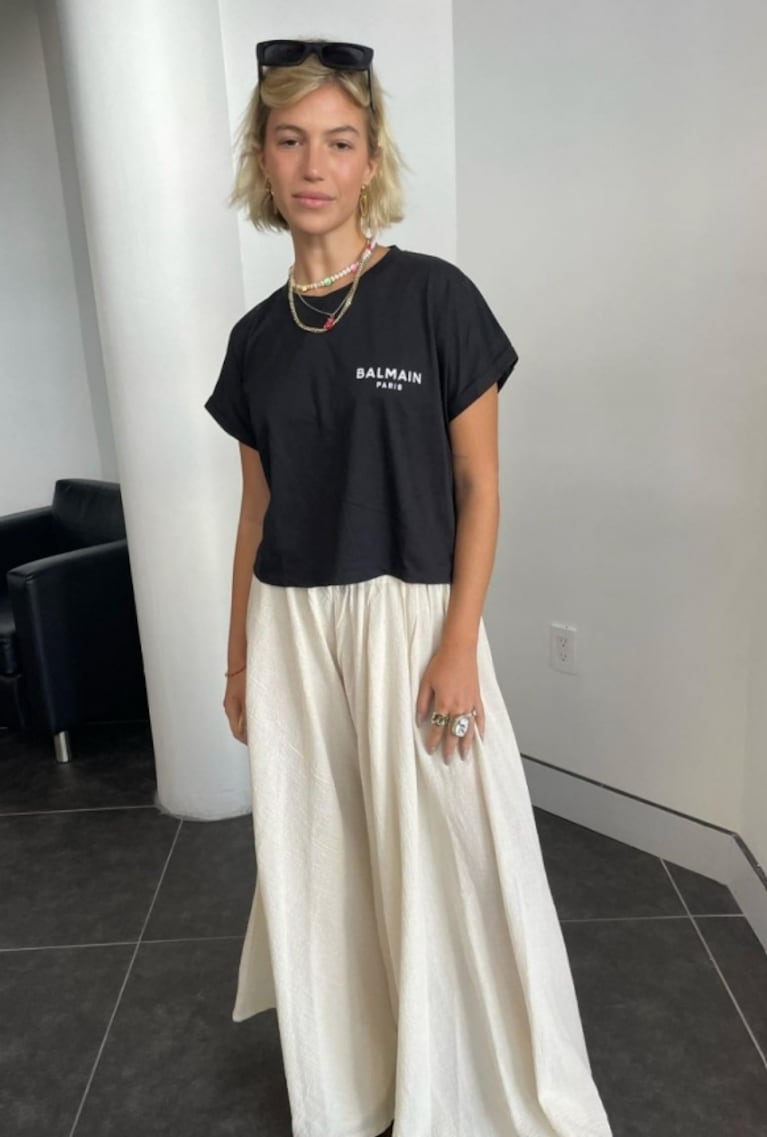 Stefi Roitman lució un look mega canchero en Miami: remera negra de mangas cortas y pantalón de lino beige