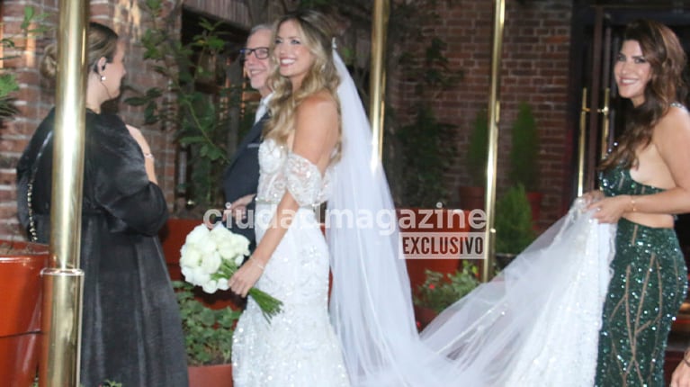 Stephanie Demner ingresando a la boda.