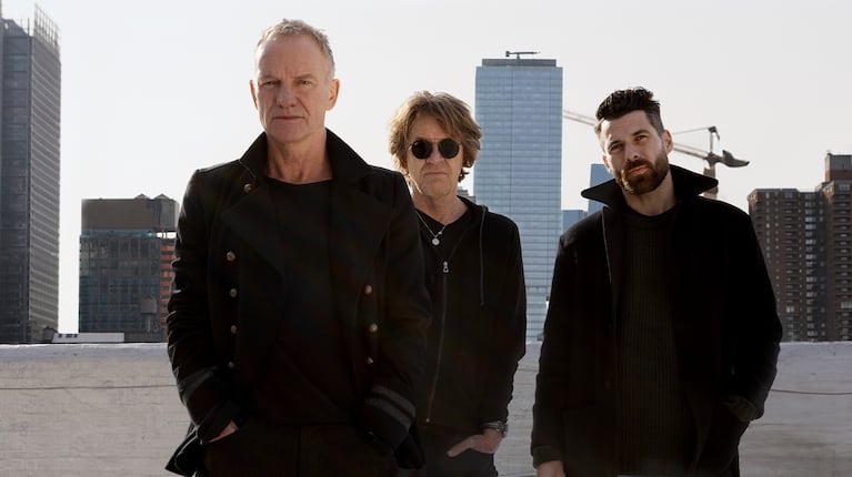 Sting junto a Chris Maas (batería), y el guitarrista argentino Dominic Miller.