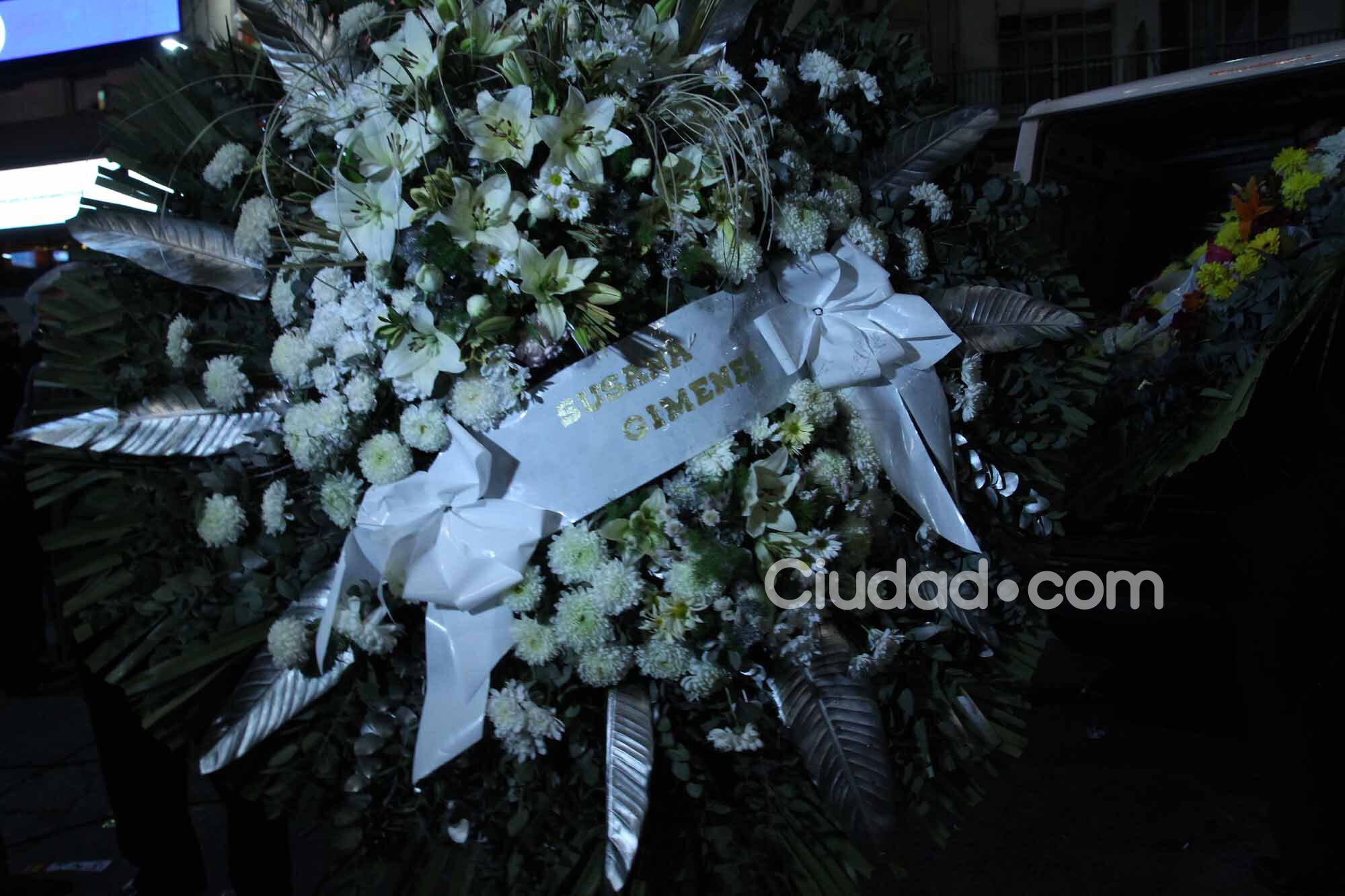 Susana Giménez también envió una corona al Teatro Nacional (Fotos: Movilpress).