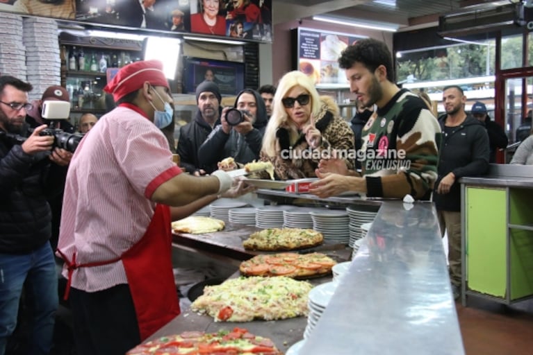 Susana Giménez y Sebastián Yatra aparecieron de sorpresa en una pizzería: las fotos del divertido momento