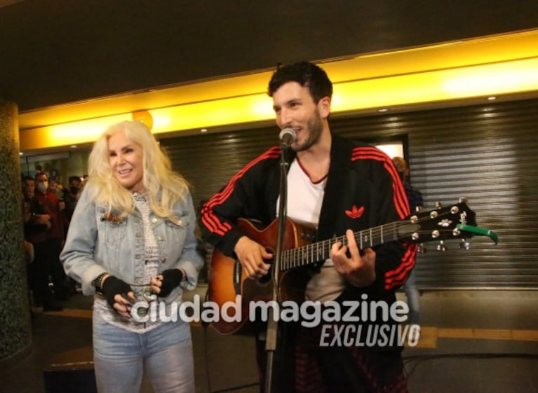 Susana Giménez y Sebastián Yatra revolucionaron el subte: aparecieron disfrazados de músicos callejeros y sorprendieron con un show