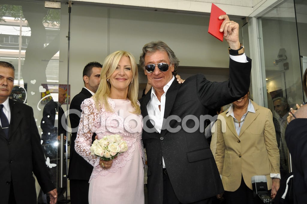 Susana Rocasalvo y su novio Charly, al salir del civil. (Foto: Jennifer Rubio-Ciudad.com)