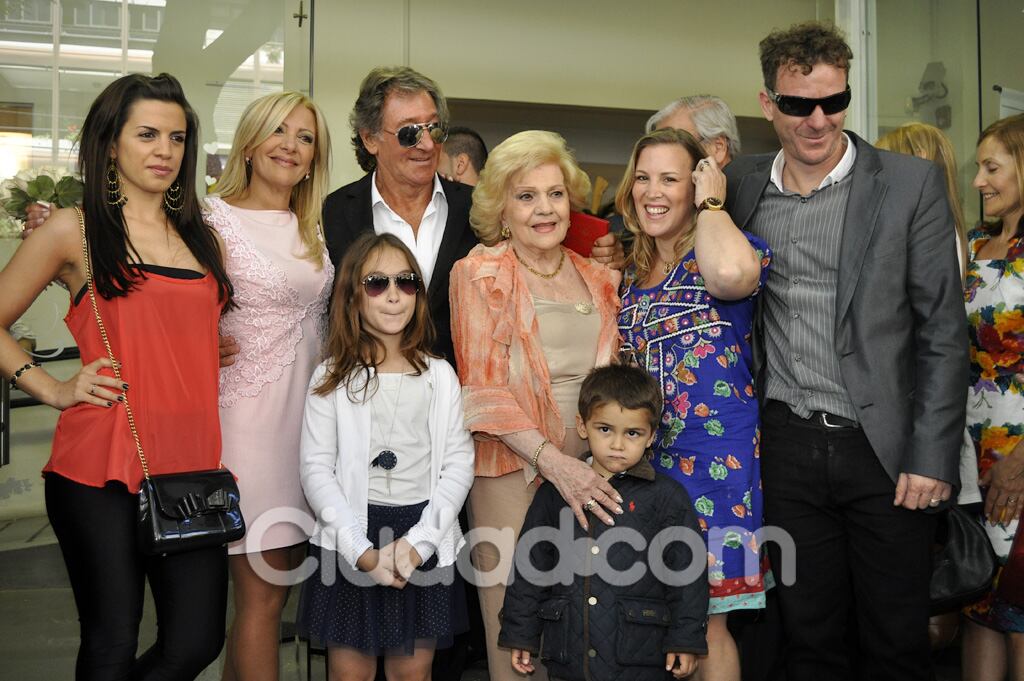 Susana Rocasalvo y su novio Charly con los invitados. (Foto: Jennifer Rubio-Ciudad.com)