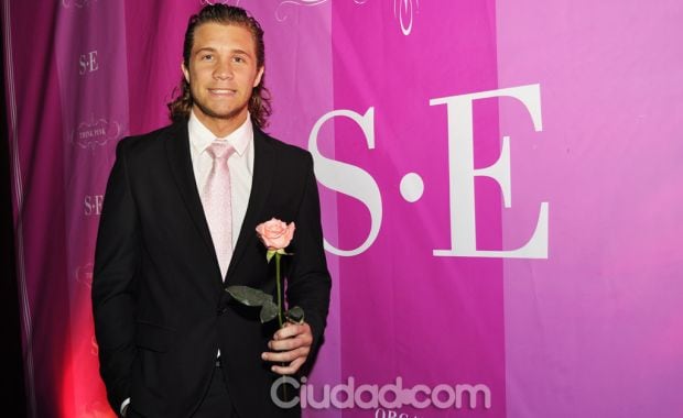 Tacho Riera, súper elegante, llegó al cumple de su novia con una rosa. (Foto: Jennifer Rubio)