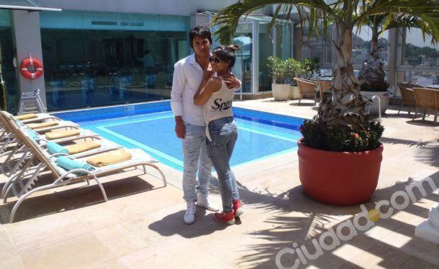 Tamara Alves y Patricio Toranzo, en la pileta de un lujoso hotel. (Foto: Ciudad.com)