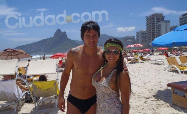 Tamara Alves y Patricio Toranzo, en la playa de Ipanema. (Foto: Ciudad.com)