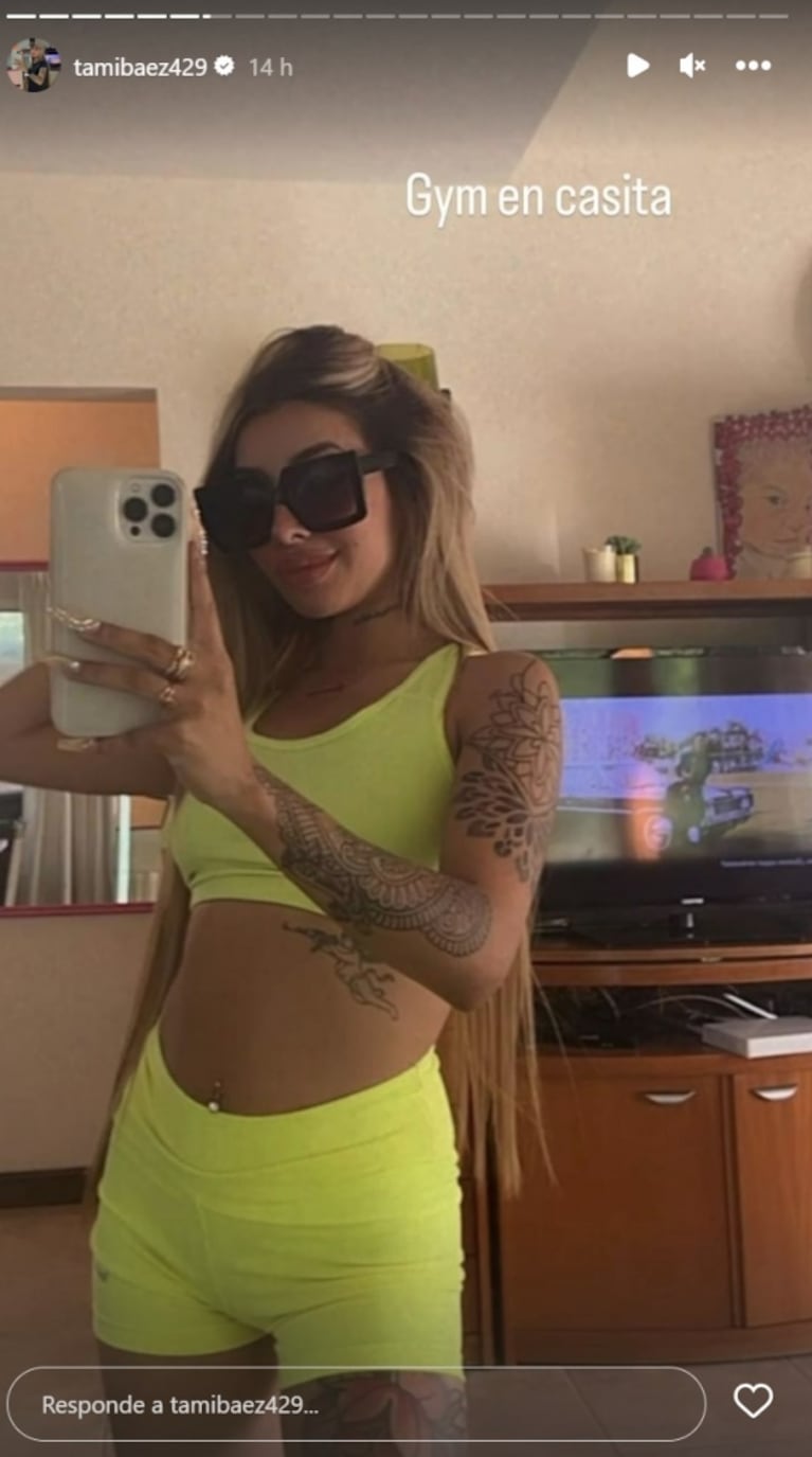 Tamara Báez se animó a un llamativo look total flúor para entrenar en su casa