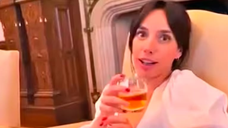 Tamara tomando cerveza en el despacho presidencial.