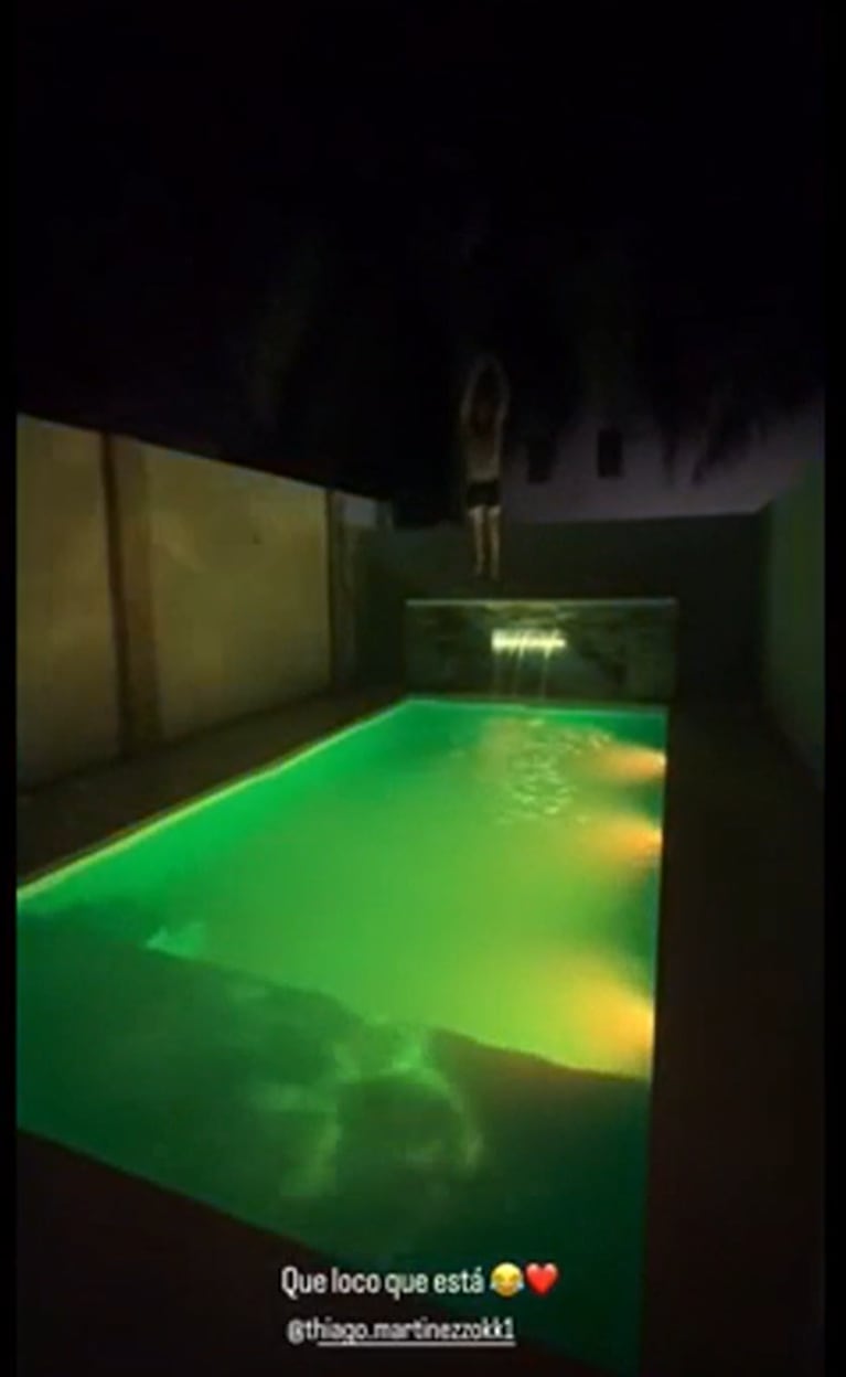 Tami puede cambiar las luces de su piscina con cascada mediante un control remoto.