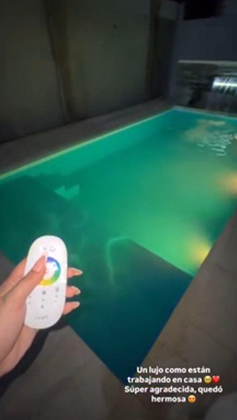 Tami puede cambiar las luces de su piscina con cascada mediante un control remoto.