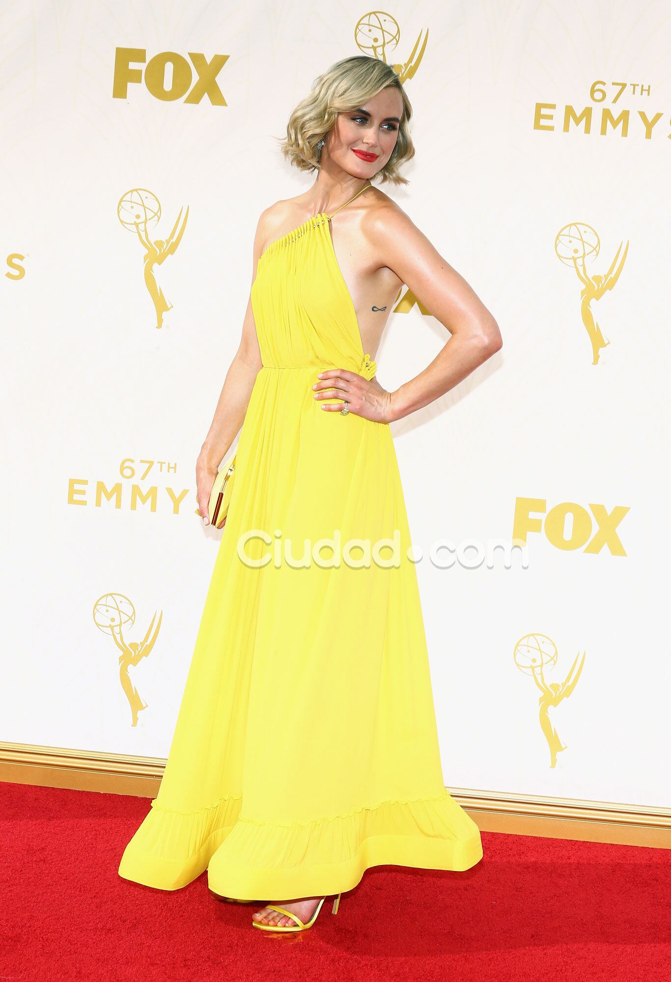 Taylor Schilling con vestido amarillo al cuello de Stella McCartney (Fotos: AFP).