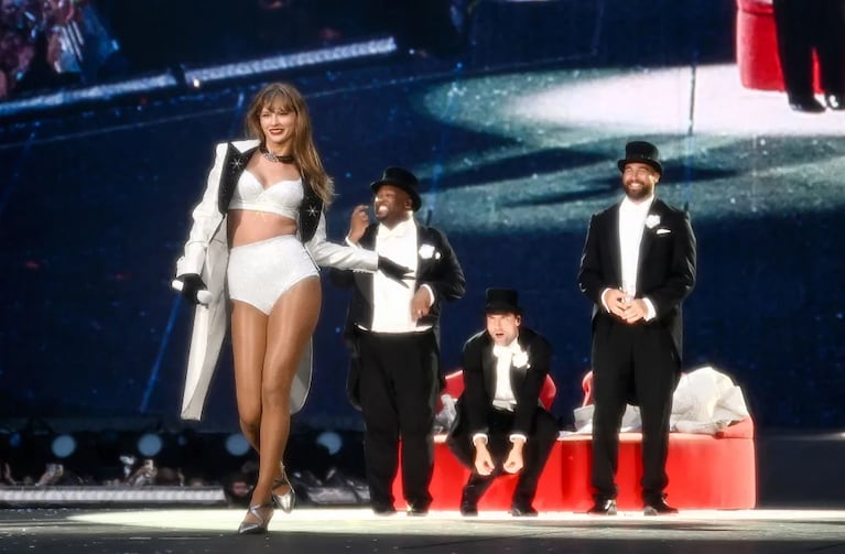 Taylor Swift junto a Travis Kelce en el escenario de The Eras Tour en Londres