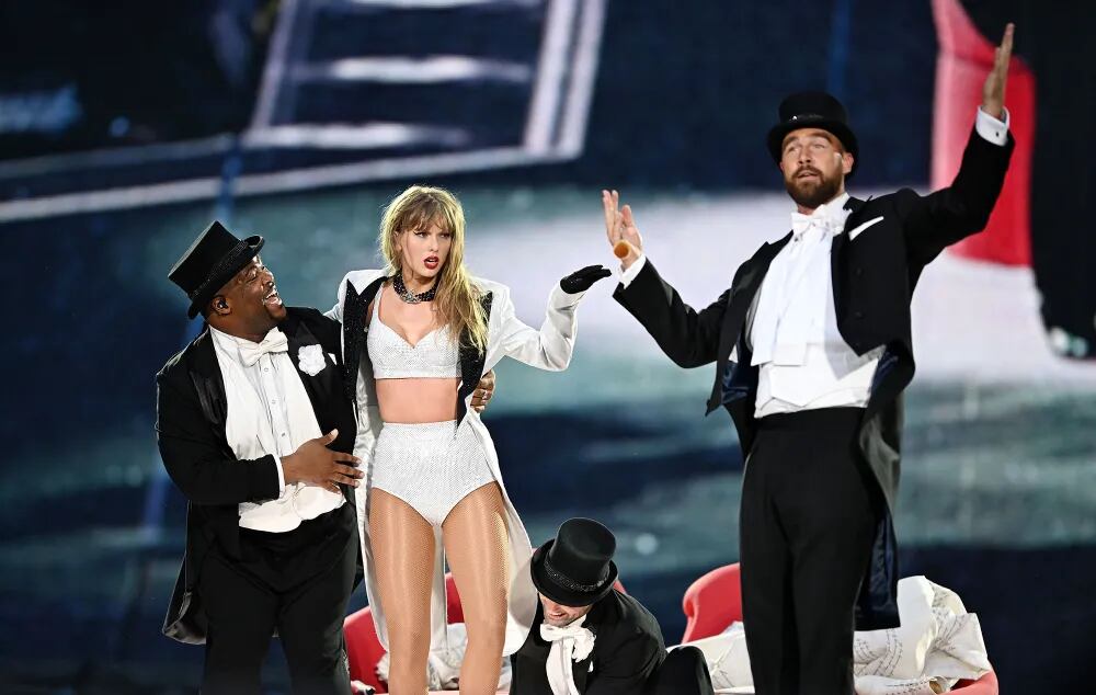 Taylor Swift junto a Travis Kelce en el escenario de The Eras Tour en Londres