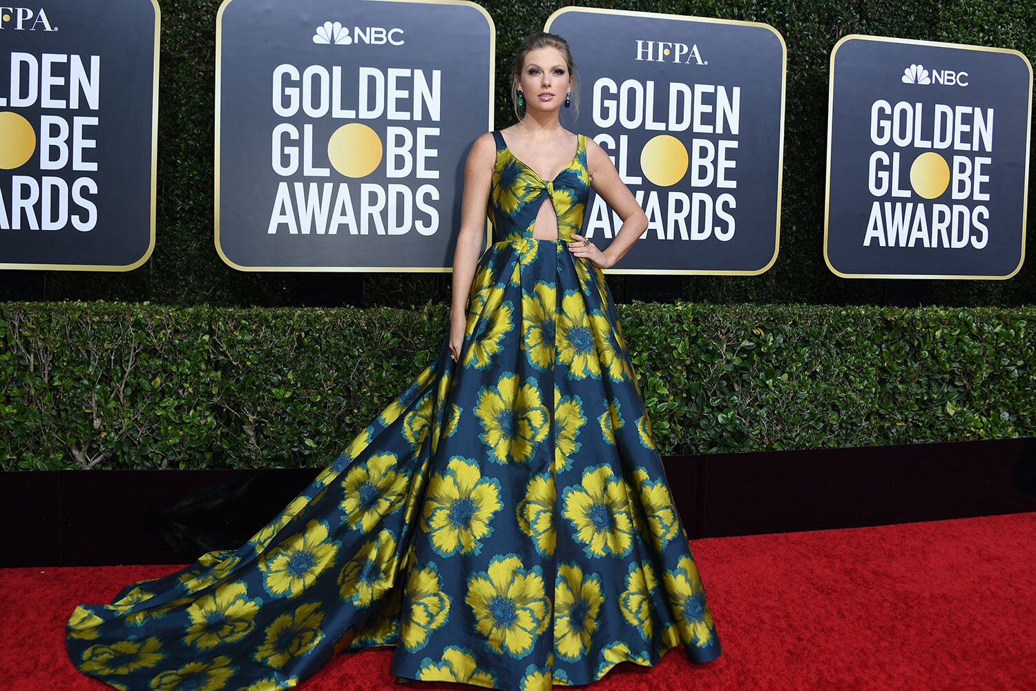 Taylor Swift optó por un vestido súper floreado para la alfombra roja (Fotos: AFP).