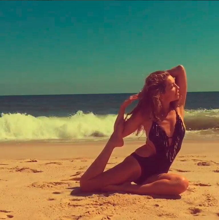 Thalía, una diosa yogui en la playa: cuerpazo en el mar y mensajes espirituales. Foto: Instagram