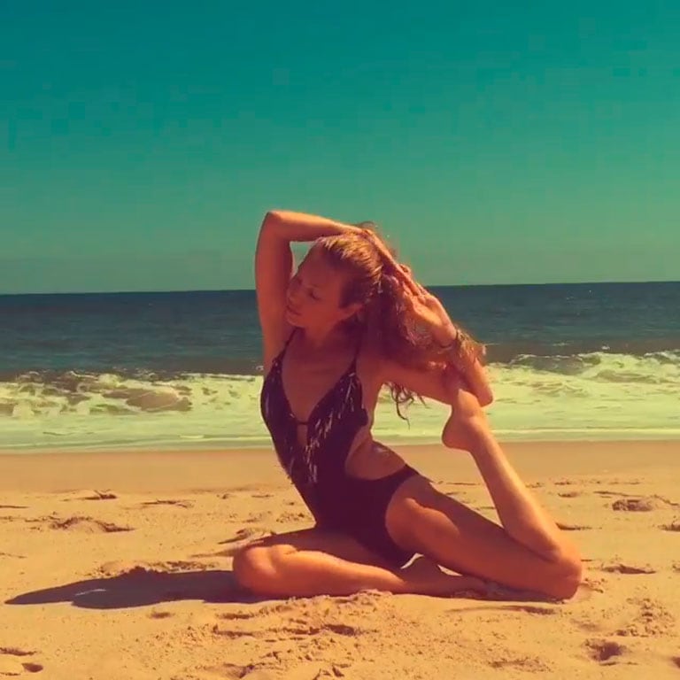 Thalía, una diosa yogui en la playa: cuerpazo en el mar y mensajes espirituales. Foto: Instagram