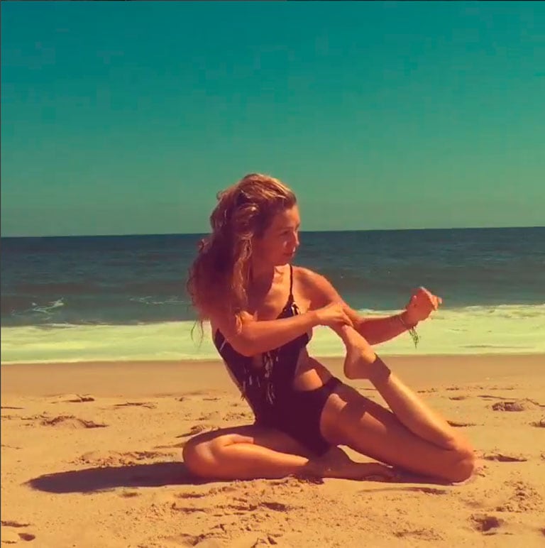 Thalía, una diosa yogui en la playa: cuerpazo en el mar y mensajes espirituales. Foto: Instagram