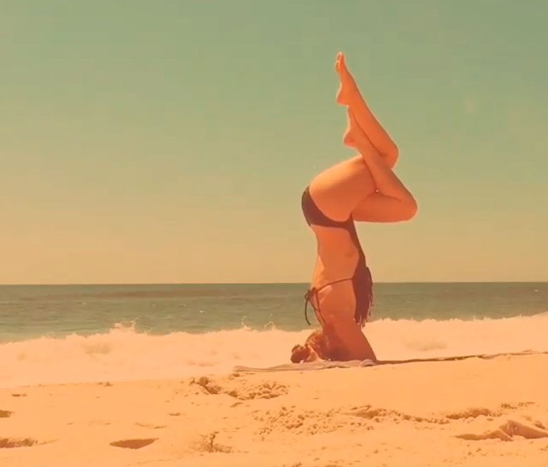 Thalía, una diosa yogui en la playa: cuerpazo en el mar y mensajes espirituales. Foto: Instagram