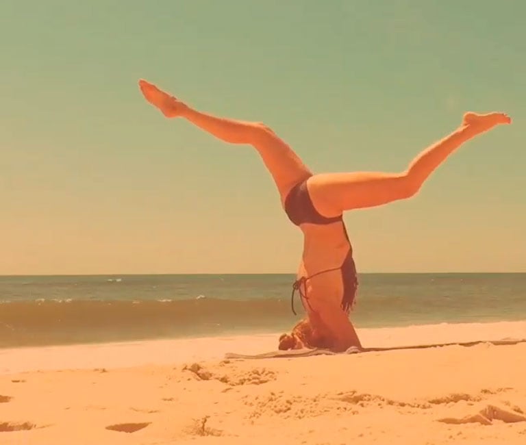 Thalía, una diosa yogui en la playa: cuerpazo en el mar y mensajes espirituales. Foto: Instagram