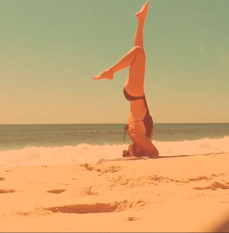 Thalía, una diosa yogui en la playa: cuerpazo en el mar y mensajes espirituales. Foto: Instagram