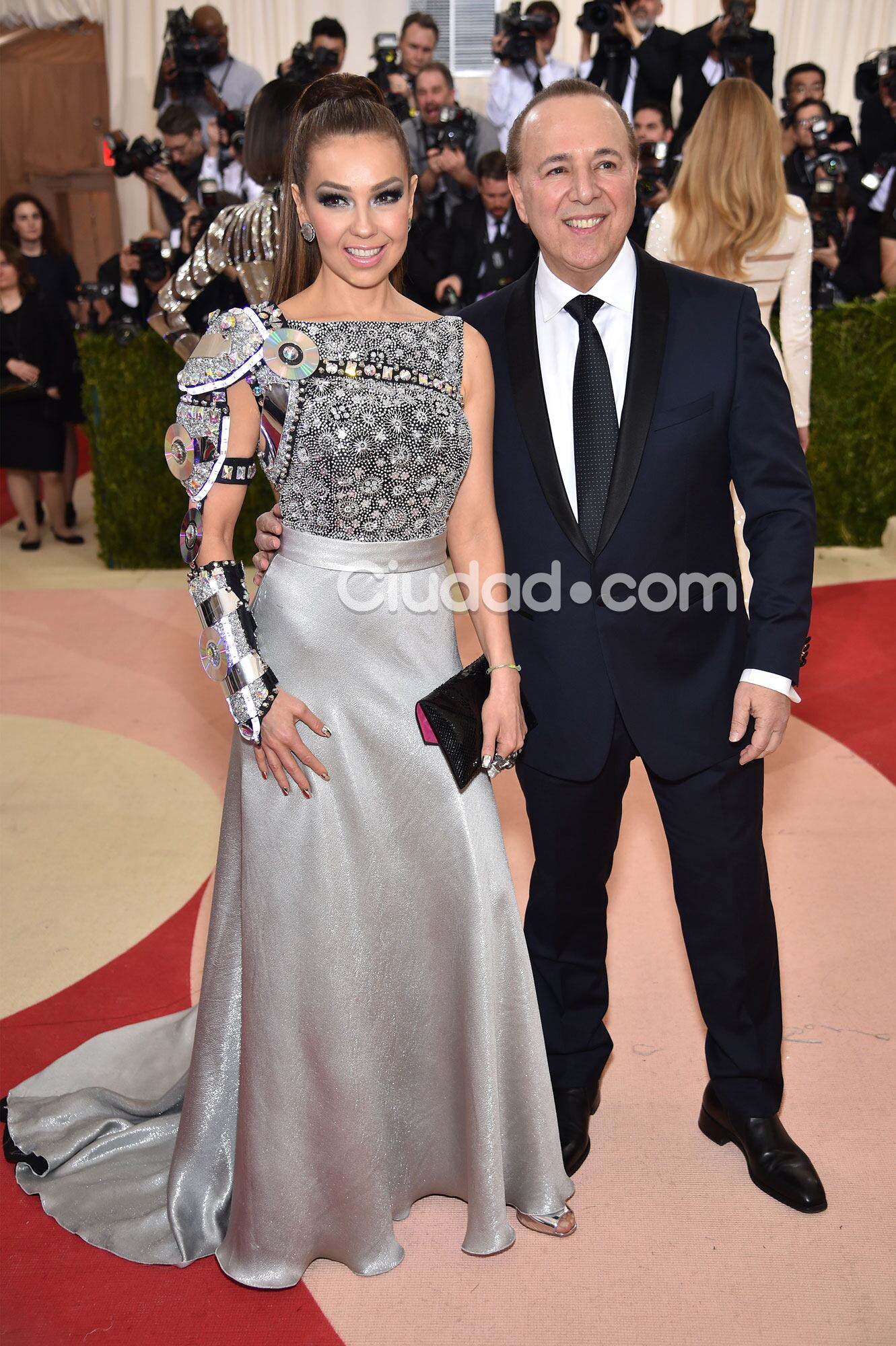 Thalía y su marido Tommy Mottola en la red carpet (Fotos: AFP).