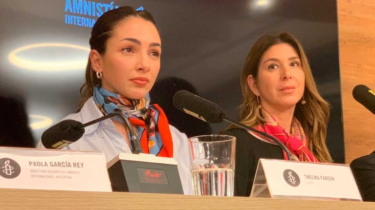 Thelma Fardin su abogada Carla Andrade Junqueira en la conferencia de prensa que dio en el edificio de Amnistía Internacional