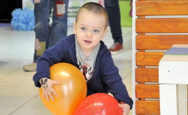 Thiago, jugando con los globos del cumpleaños. (Foto: gentileza Molina Estudio)